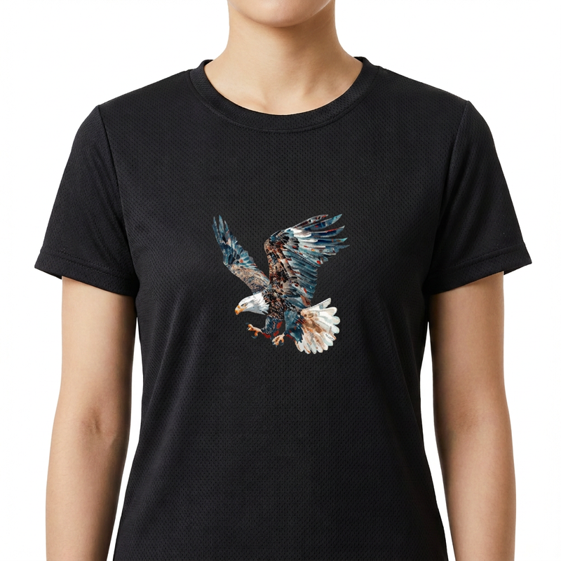 Camiseta com estampa frontal de uma águia em pleno voo, detalhando penas majestosas e olhar penetrante, capturando o momento em que se lança ao ar.