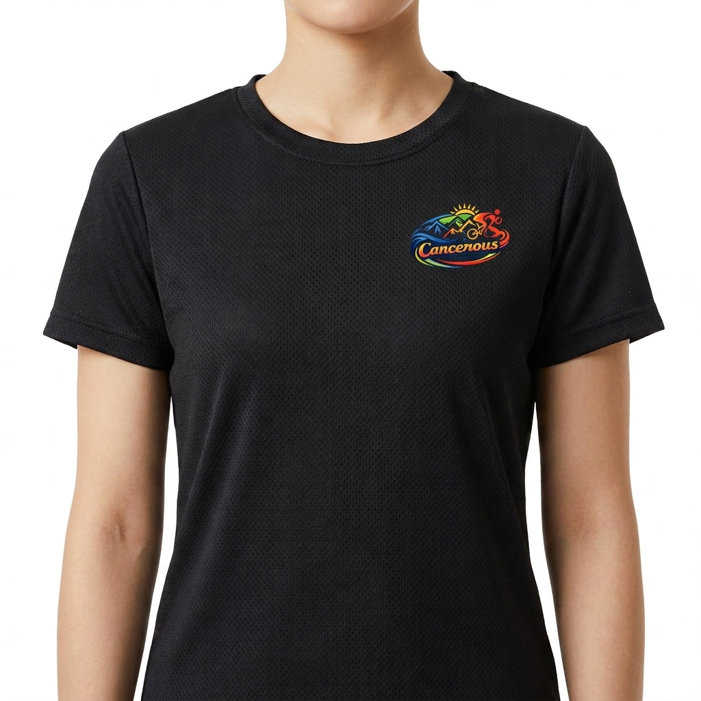 Camiseta com estampa frontal de logo artístico com sol e silhueta de cavalo, e estampa traseira de bandeira sobre logo semelhante.