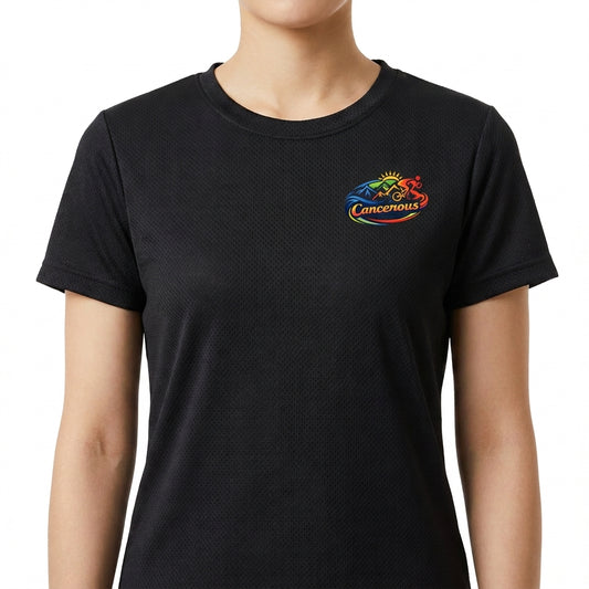 Camiseta com estampa frontal de logo artístico com sol e silhueta de cavalo, e estampa traseira de bandeira sobre logo semelhante.