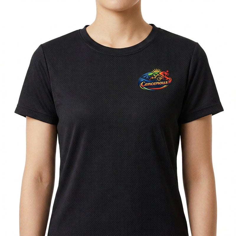 Camiseta com estampa frontal de logo artístico com sol e silhueta de cavalo, e estampa traseira de bandeira sobre logo semelhante.