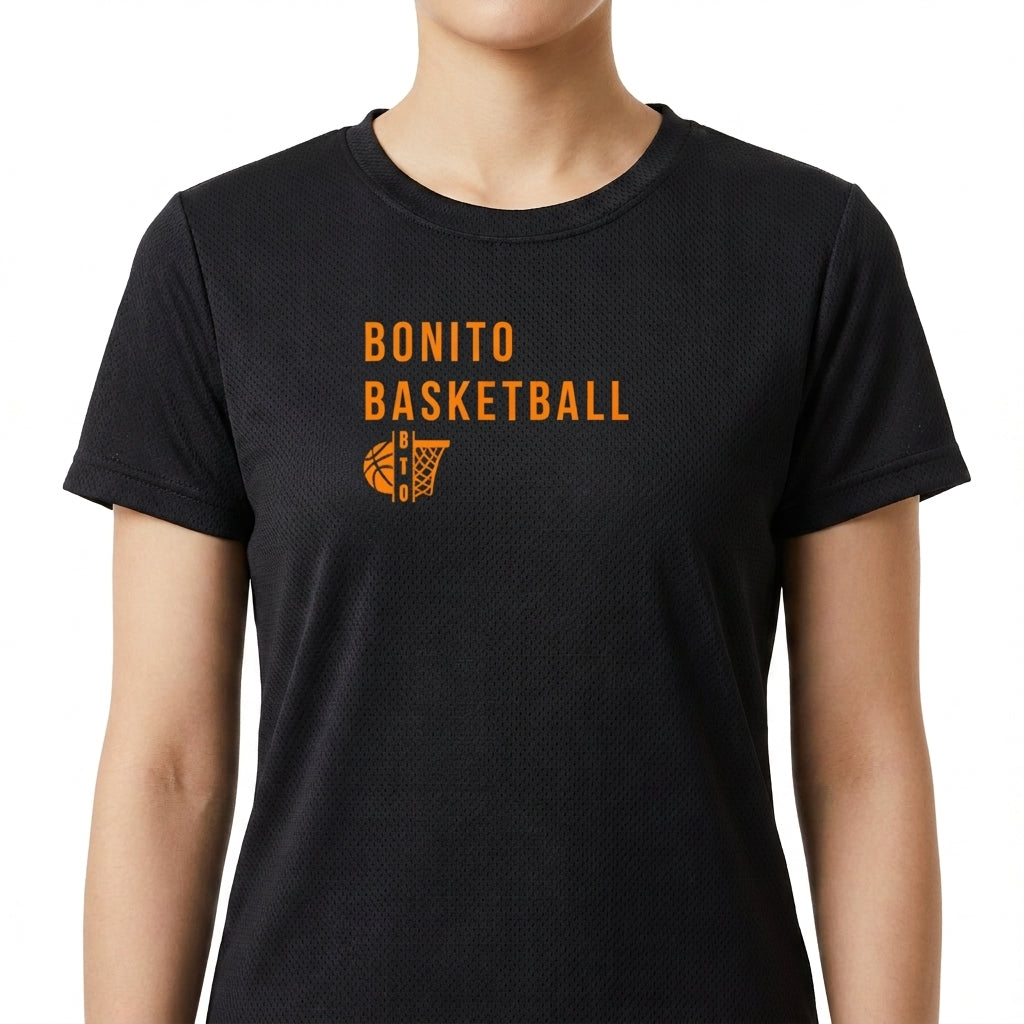 Camiseta com estampa frontal de texto "Bonito Basketball" acompanhado por ilustração de uma bola de basquete e um aro estilizado ao lado.