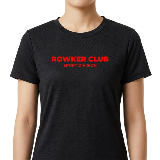 Camiseta com estampa frontal de texto "ROWKER CLUB SPORT DIVISION" em letras destacadas e estampa traseira de três globos acima do mesmo texto.