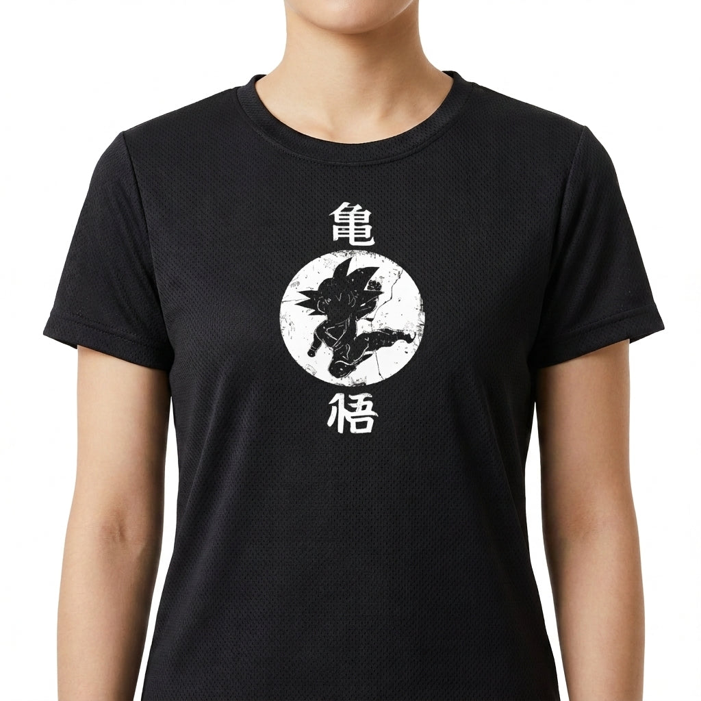 Camiseta com estampa frontal de personagem em silhueta envolto em círculo, ladeado por caracteres em estilo oriental, criando um contraste envolvente.