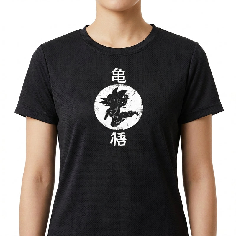 Camiseta com estampa frontal de personagem em silhueta envolto em círculo, ladeado por caracteres em estilo oriental, criando um contraste envolvente.