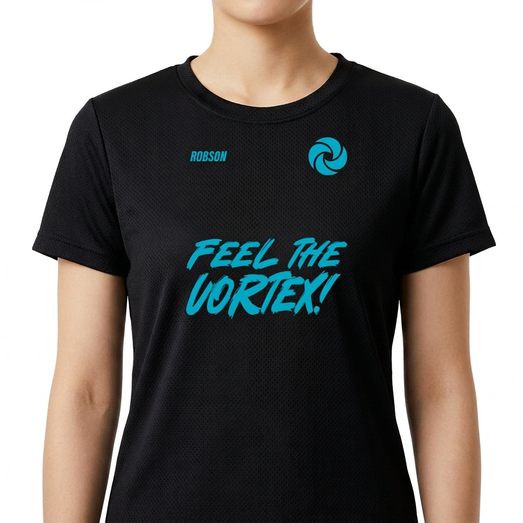 Camiseta com estampa frontal de texto "FEEL THE VORTEX!" e ícone espiral no peito, e estampa traseira de texto "BOTUVA 2026 VORTEX 4 WAY TEAM" com espiral.