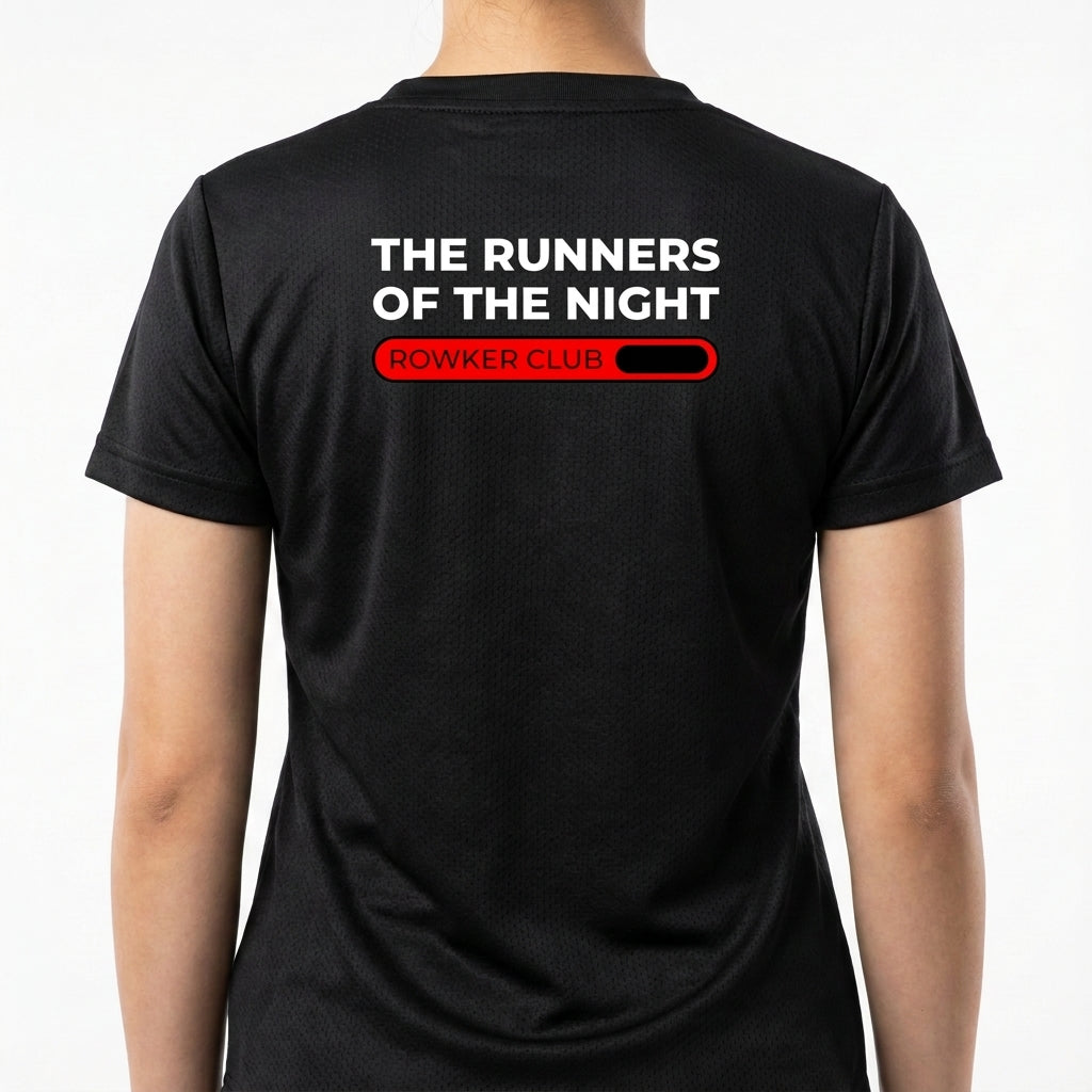 Camiseta com estampa frontal de "The Runners of the Night" em pequeno destaque e estampa traseira grandes letras de "The Runners of the Night" e "Rowker Club".
