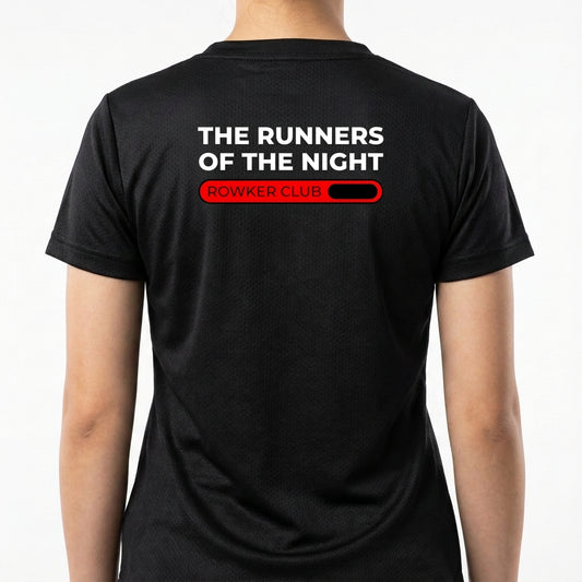 Camiseta com estampa frontal de "The Runners of the Night" em pequeno destaque e estampa traseira grandes letras de "The Runners of the Night" e "Rowker Club".