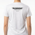 Camiseta com estampa frontal de "RUNNING" e estampa traseira de "RUNNING" com frase "aesthetic sports" e "ROWNER CLUB" logo abaixo, em estilo minimalista.