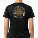 Camiseta com estampa frontal de uma inscrição "COTE" e um emblema com uma lança dourada, e estampa traseira de um círculo com diversos símbolos e inscrições.