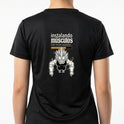 Camiseta com estampa traseira de personagem musculoso estilo anime, com cabelo espetado, sob a frase "instalando músculos, por favor aguarde...".