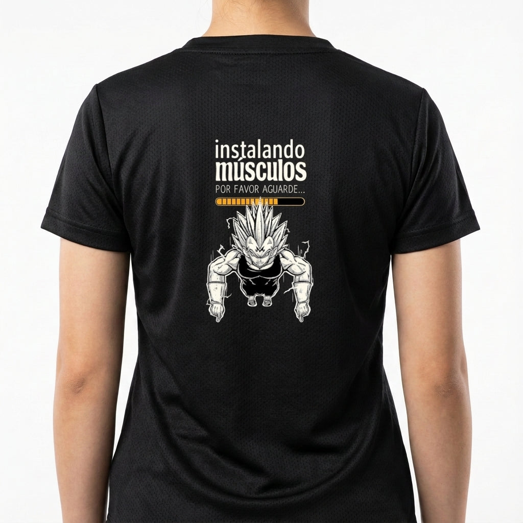 Camiseta com estampa traseira de personagem musculoso estilo anime, com cabelo espetado, sob a frase "instalando músculos, por favor aguarde...".