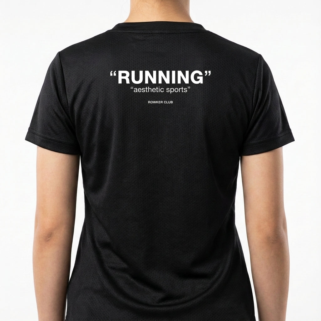 Camiseta com estampa frontal de "RUNNING" e estampa traseira de "RUNNING" com texto complementar "aesthetic sports" seguido de "ROWKER CLUB".