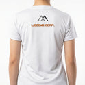 Camiseta com estampa frontal de logotipo circular com montanhas, estrela e texto "LIZZYE CORP." e estampa traseira de texto "LIZZYE CORP." e logotipo geométrico.