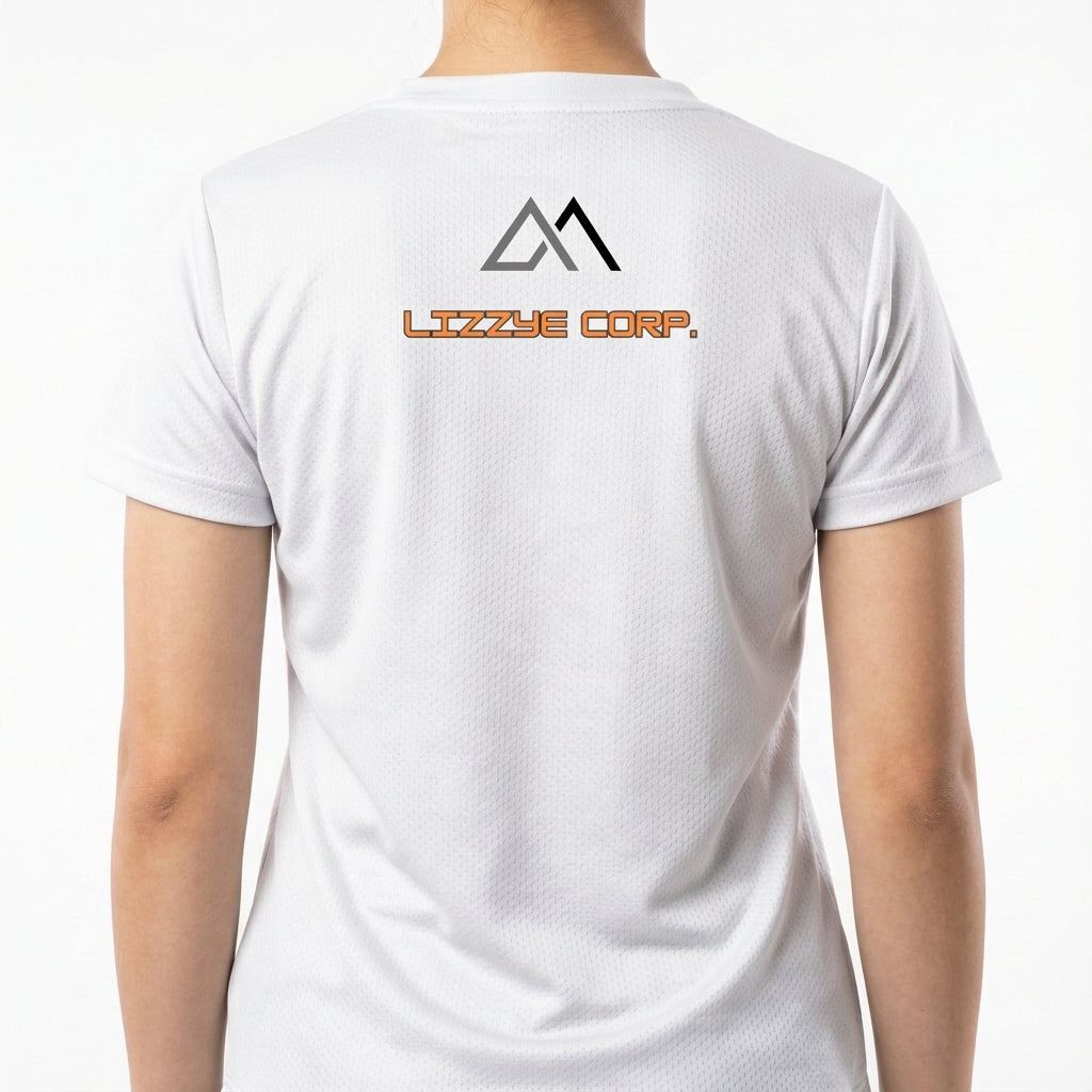 Camiseta com estampa frontal de logotipo circular com montanhas, estrela e texto "LIZZYE CORP." e estampa traseira de texto "LIZZYE CORP." e logotipo geométrico.