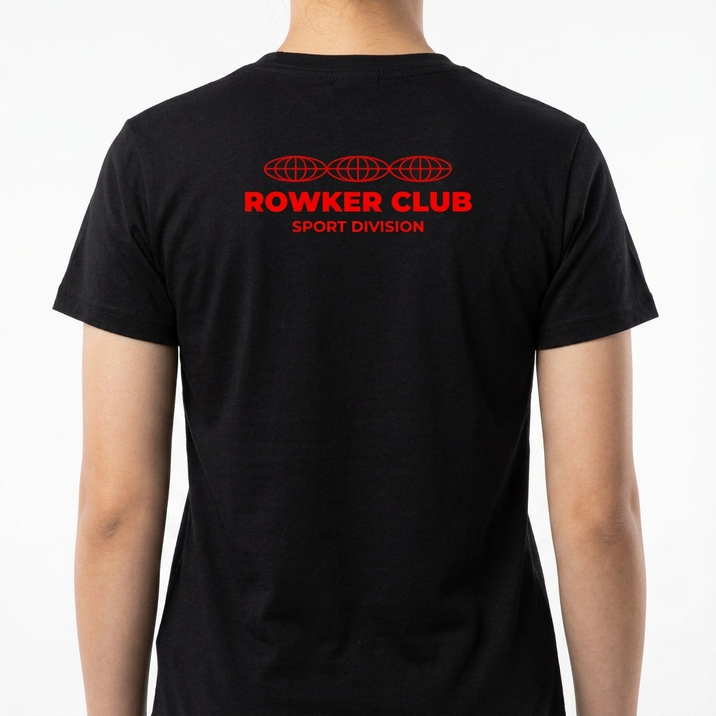 Camiseta com estampa frontal de texto "ROWKER CLUB SPORT DIVISION" em letras destacadas e estampa traseira de três globos acima do mesmo texto.