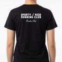 Camiseta com estampa frontal de lettering "SPORTY & RICH" e estampa traseira de "SPORTY & RICH RUNNING CLUB" acompanhada de "Rowher Club" abaixo.