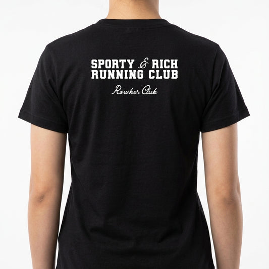 Camiseta com estampa frontal de lettering "SPORTY & RICH" e estampa traseira de "SPORTY & RICH RUNNING CLUB" acompanhada de "Rowher Club" abaixo.