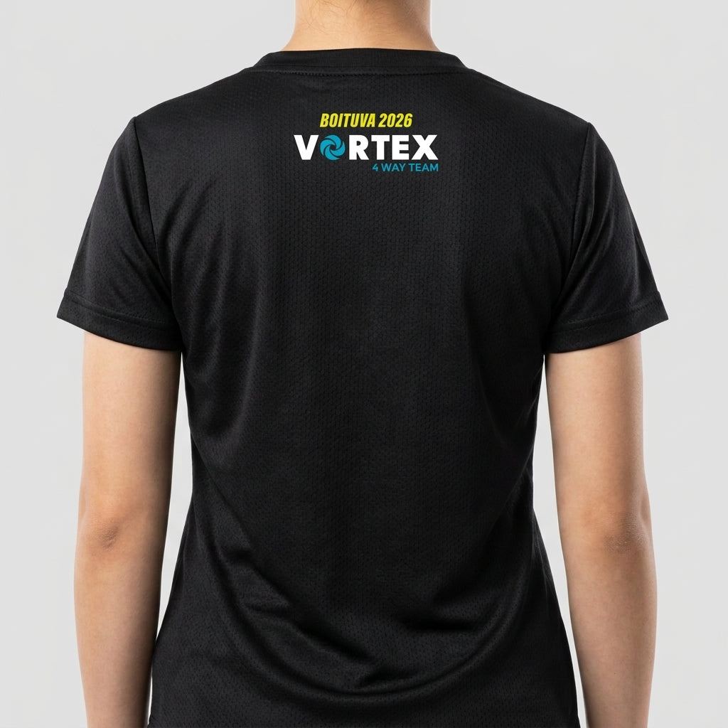 Camiseta com estampa frontal de logo circular estilizado e frase "FEEL THE VORTEX!" e estampa traseira de texto "BOTUVA 2026 VORTEX 4 WAY TEAM".