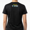 Camiseta com estampa frontal de logotipo circular e texto "FEEL THE VORTEX!" em fonte estilizada e estampa traseira de "BOTUVA 2026 VORTEX 4 WAY TEAM".