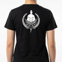 Camiseta com estampa frontal de águia estilizada em um emblema circular com raios e folhas e estampa traseira expandida com detalhes gráficos adicionais.