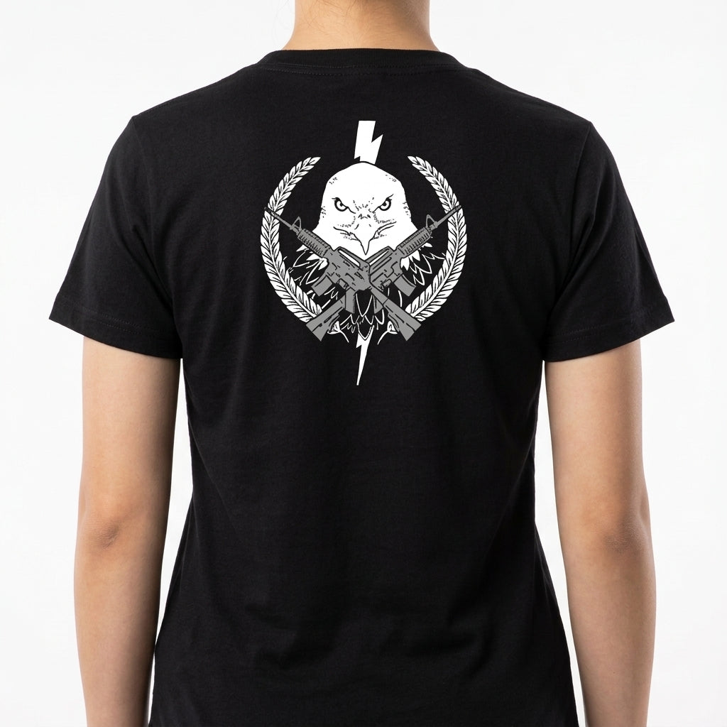 Camiseta com estampa frontal de águia estilizada em um emblema circular com raios e folhas e estampa traseira expandida com detalhes gráficos adicionais.