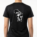 Camiseta com estampa frontal de personagem de mangá com cabelo desgrenhado e expressão séria, destacando músculos definidos e pose imponente.