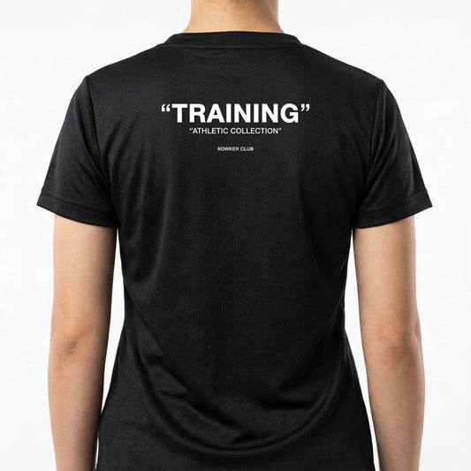 Camiseta com estampa frontal de "TRAINING" e estampa traseira de "TRAINING" seguido por "ATHLETIC COLLECTION" e "BOWKER CLUB" abaixo em letras menores.