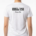 Camiseta com estampa frontal de "Sporty & Rich" em fonte estilizada e estampa traseira de "Sporty & Rich Running Club" com "Rower Club" em destaque.