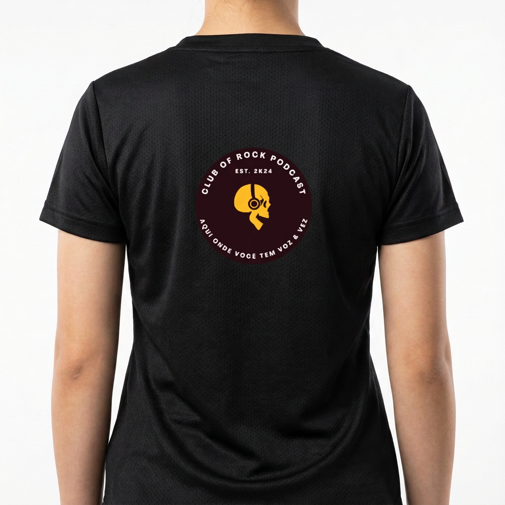 Camiseta com estampa frontal de um emblema circular com crânio e fones, acompanhado de texto "CLUB OF ROCK PODCAST" e "EST. 2K24". Mesma estampa traseira.
