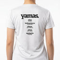 Camiseta com estampa frontal de "ahimsa não violência" e estampa traseira de "yamas" seguida por termos como "satya, brahmacharya, ahimsa, asteya, aparigraha".