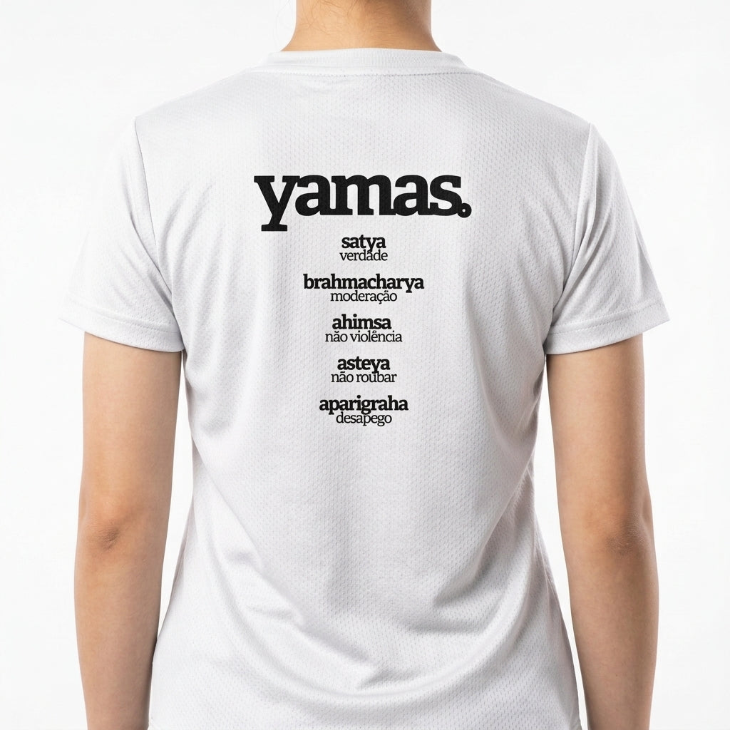 Camiseta com estampa frontal de "ahimsa não violência" e estampa traseira de "yamas" seguida por termos como "satya, brahmacharya, ahimsa, asteya, aparigraha".