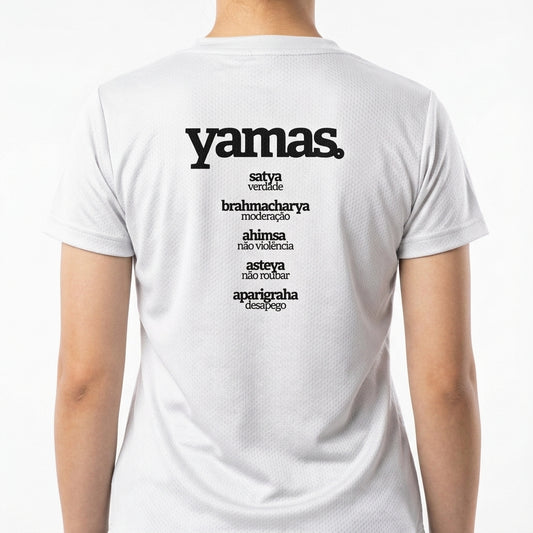 Camiseta com estampa frontal de "ahimsa não violência" e estampa traseira de "yamas" seguida por termos como "satya, brahmacharya, ahimsa, asteya, aparigraha".