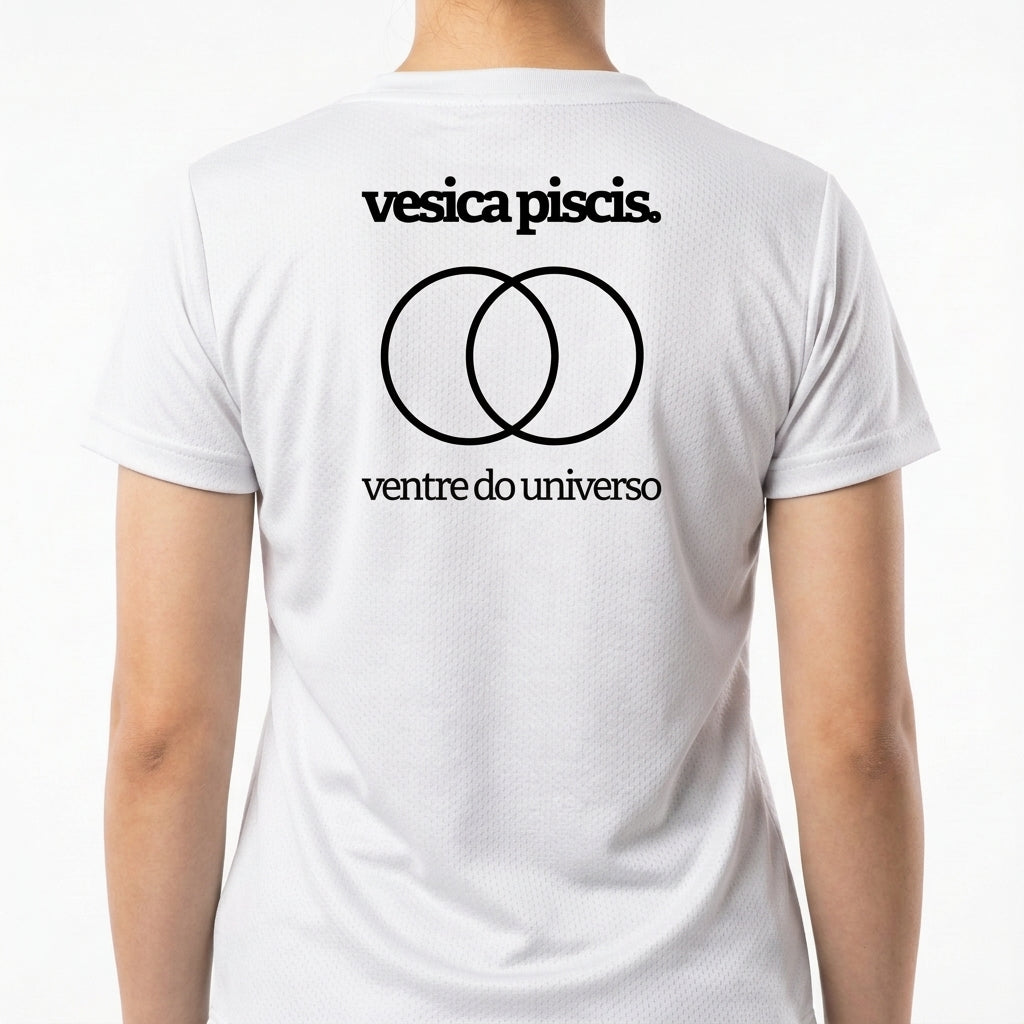 Camiseta com estampa frontal de logotipo estilizado incluindo texto "merk." e estampa traseira de interseção de dois círculos com textos "vesica piscis." e "ventre do universo".