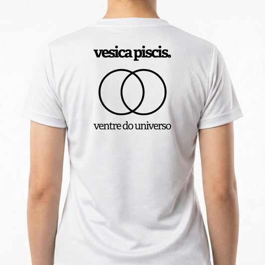 Camiseta com estampa frontal de logotipo estilizado incluindo texto "merk." e estampa traseira de interseção de dois círculos com textos "vesica piscis." e "ventre do universo".