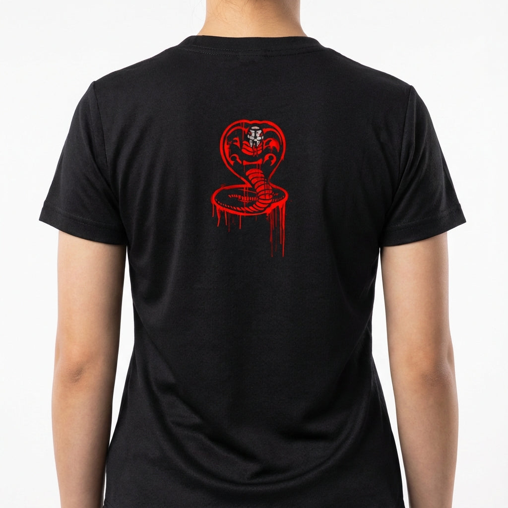 Camiseta com estampa frontal de texto estilizado "No Mercy Club" gotejante e estampa traseira de uma cobra em posição de ataque, envolta em círculo gotejante.