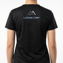 Camiseta com estampa frontal de estrela, logotipo circular com montanha e lua, texto "Lizzye Corp", e estampa traseira de texto com símbolo triangular.