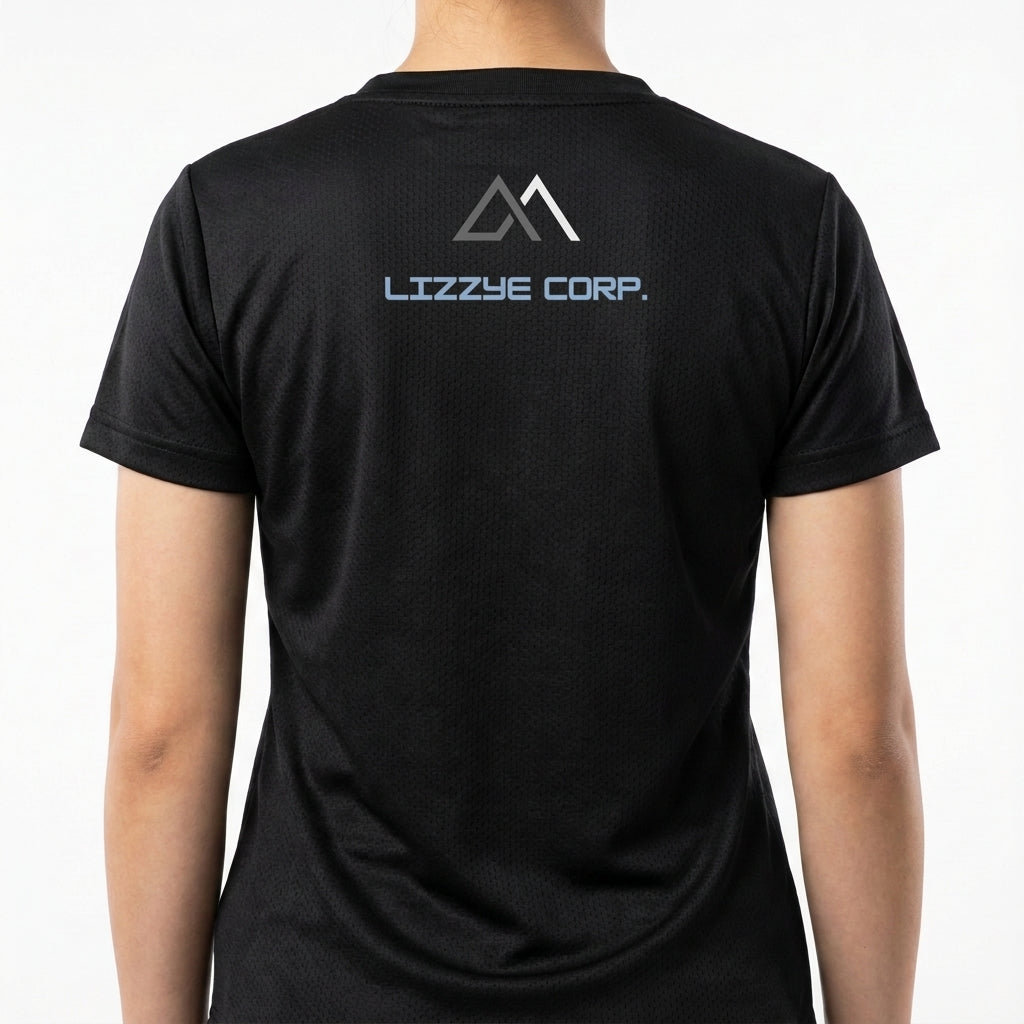 Camiseta com estampa frontal de estrela, logotipo circular com montanha e lua, texto "Lizzye Corp", e estampa traseira de texto com símbolo triangular.