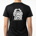 Camiseta com estampa traseira de um personagem com expressão intensa e cabelos espetados, rodeado por um contorno, acompanhada da frase "MAIS FORTE QUE ONTEM".