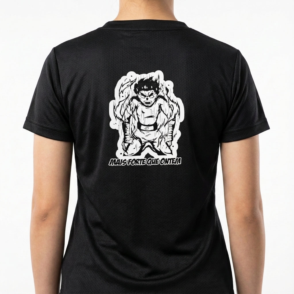 Camiseta com estampa traseira de um personagem com expressão intensa e cabelos espetados, rodeado por um contorno, acompanhada da frase "MAIS FORTE QUE ONTEM".
