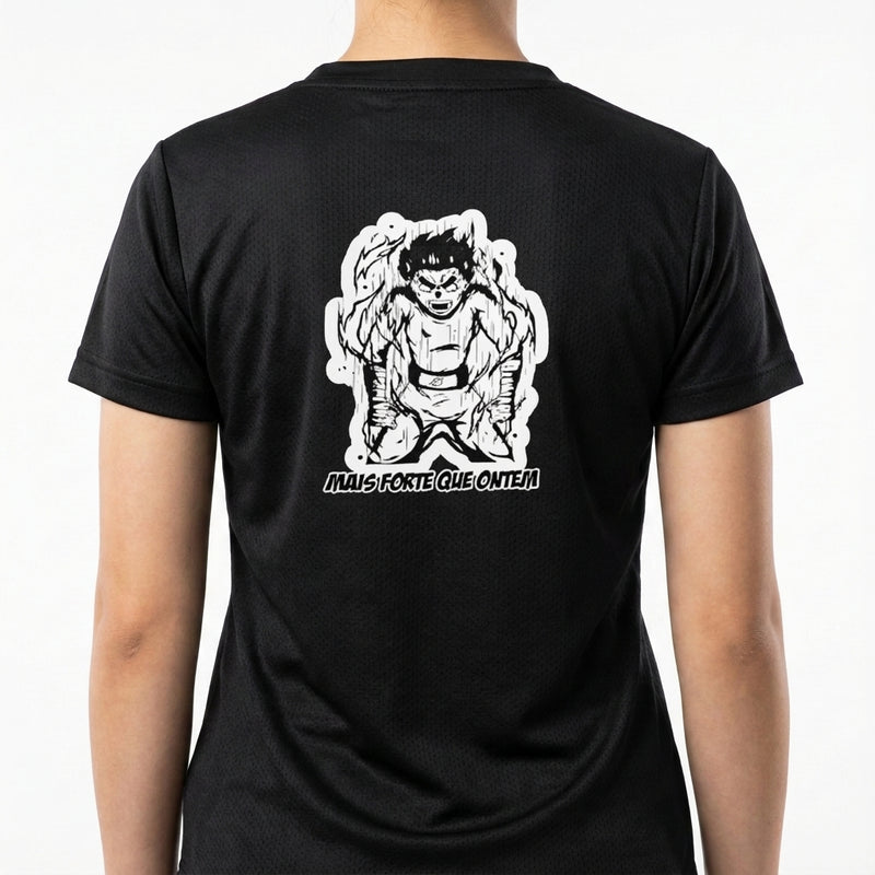 Camiseta com estampa traseira de um personagem com expressão intensa e cabelos espetados, rodeado por um contorno, acompanhada da frase "MAIS FORTE QUE ONTEM".