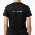 Camiseta com estampa frontal de uma praia com barcos no horizonte e uma criança na areia, e estampa traseira com a inscrição "PITANGUI-RN".