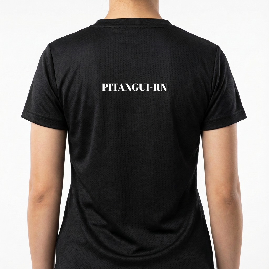 Camiseta com estampa frontal de uma praia com barcos no horizonte e uma criança na areia, e estampa traseira com a inscrição "PITANGUI-RN".
