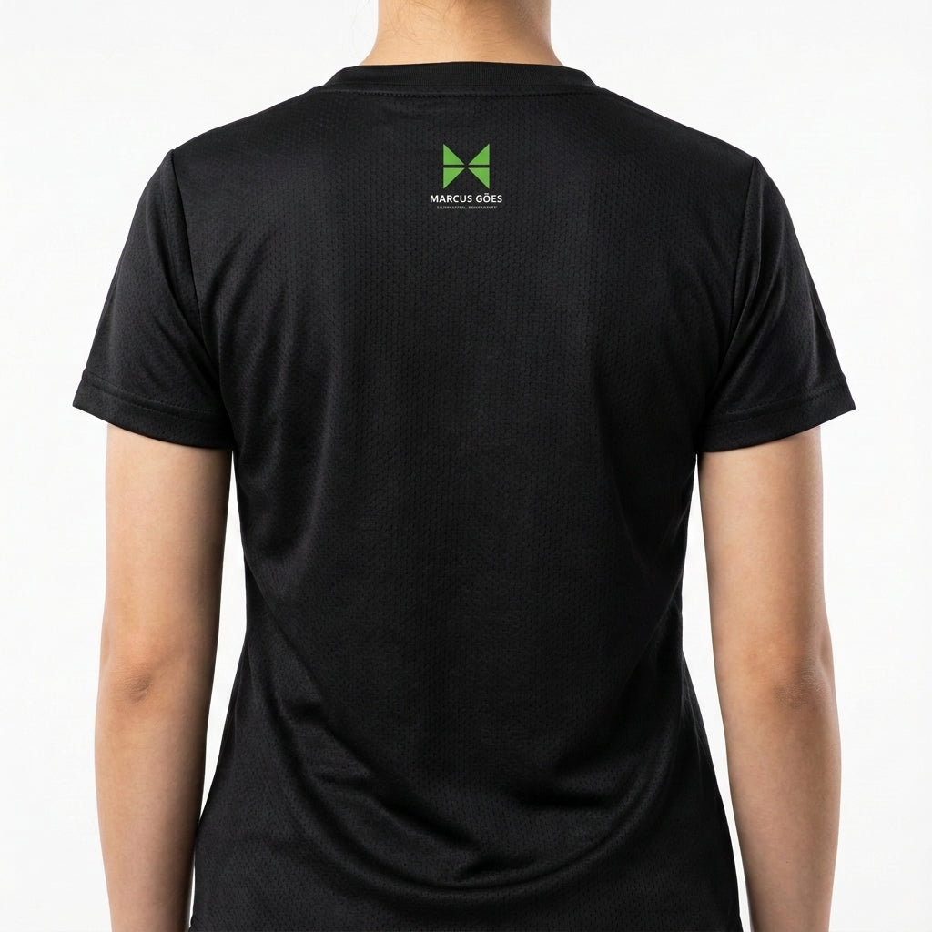 Camiseta com estampa frontal de xícara estilizada com a inscrição "Coffee Lover Club" e estampa traseira com pequeno logotipo verde e inscrição "Marcus & Co."