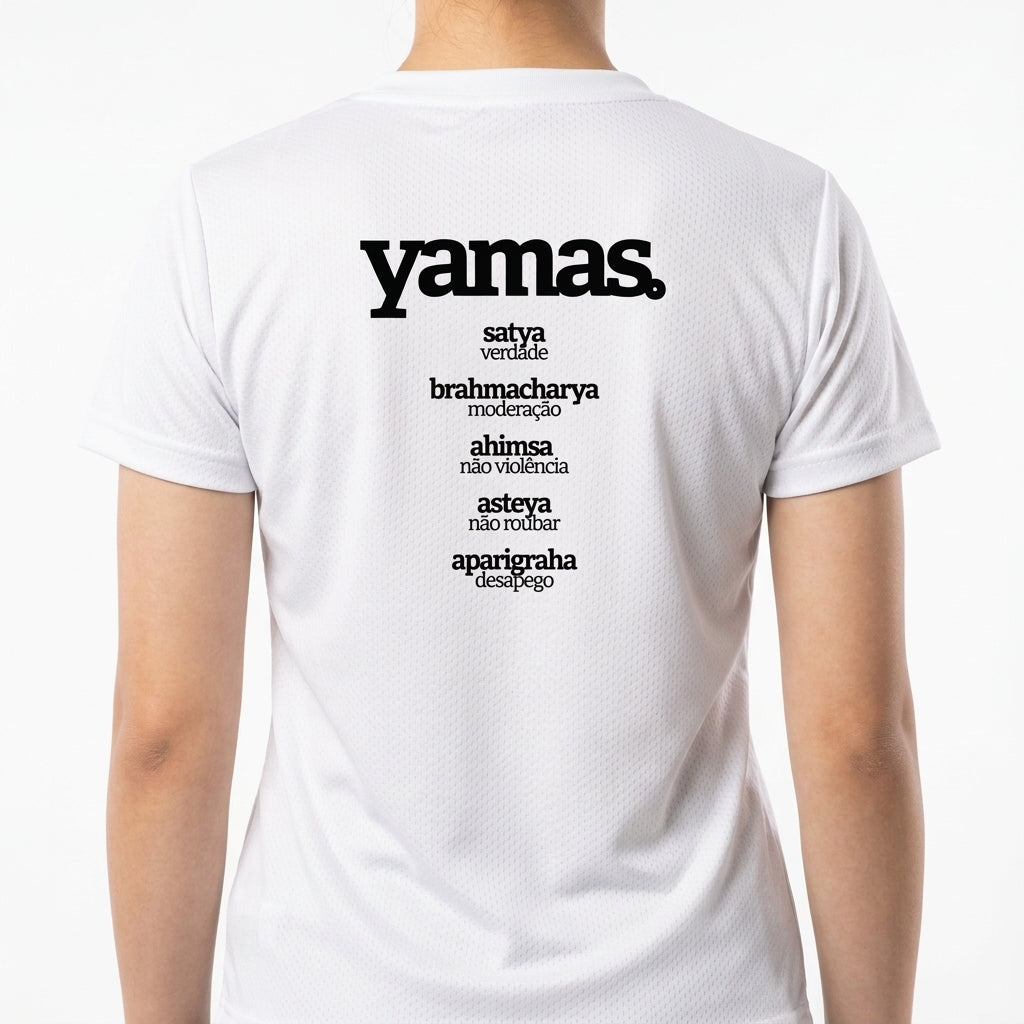 Camiseta com estampa frontal de "asteya. NÃO ROUBAR" e estampa traseira de "yamas." seguida de conceitos como "satya", "brahmacharya", "ahimsa", "asteya" e "aparigraha".