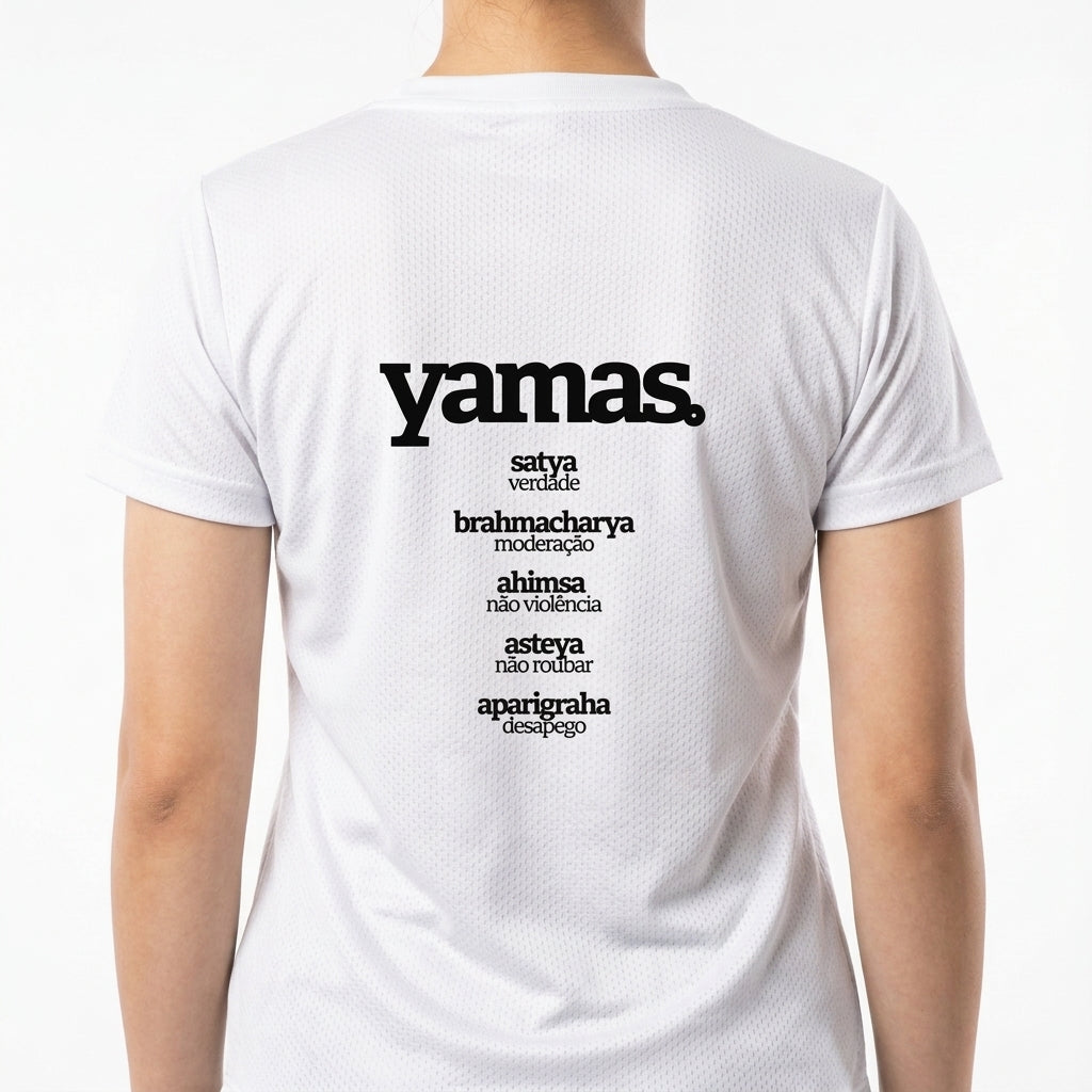 Camiseta com estampa frontal de "aparigraha. desapego" e estampa traseira de termos "yamas, satya, brahmacharya, ahimsa, asteya, aparigraha" com suas traduções.