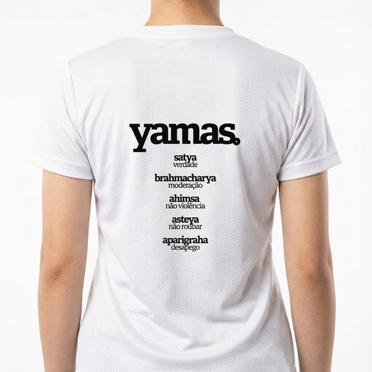 Camiseta com estampa frontal de "aparigraha. desapego" e estampa traseira de termos "yamas, satya, brahmacharya, ahimsa, asteya, aparigraha" com suas traduções.