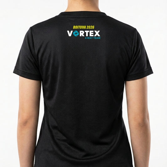 Camiseta com estampa frontal de texto "FEEL THE VORTEX!" e ícone espiral no peito, e estampa traseira de texto "BOTUVA 2026 VORTEX 4 WAY TEAM" com espiral.