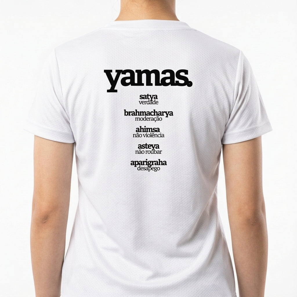 Camiseta com estampa frontal de "brahmacharya. energia consciente" e estampa traseira de "yamas." seguida de palavras como satya, ahimsa, asteya e aparigraha.