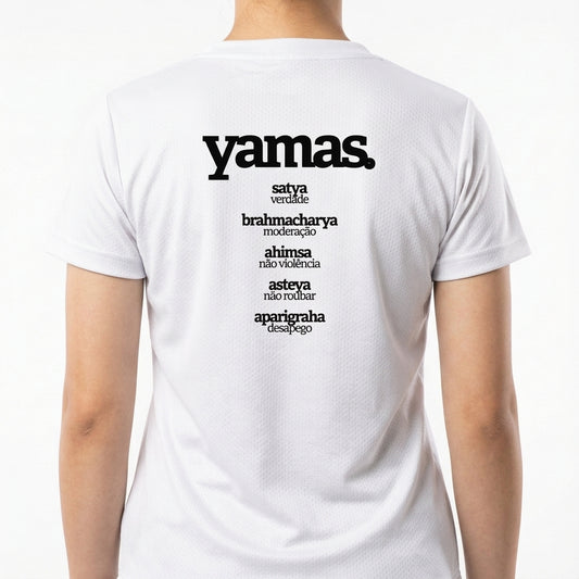 Camiseta com estampa frontal de "brahmacharya. energia consciente" e estampa traseira de "yamas." seguida de palavras como satya, ahimsa, asteya e aparigraha.