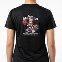 Camiseta com estampa frontal de personagem estilo anime levantando pesos, acompanhada das frases "Seus Músculos" e "Não me impressionam Baka!" em japonês.
